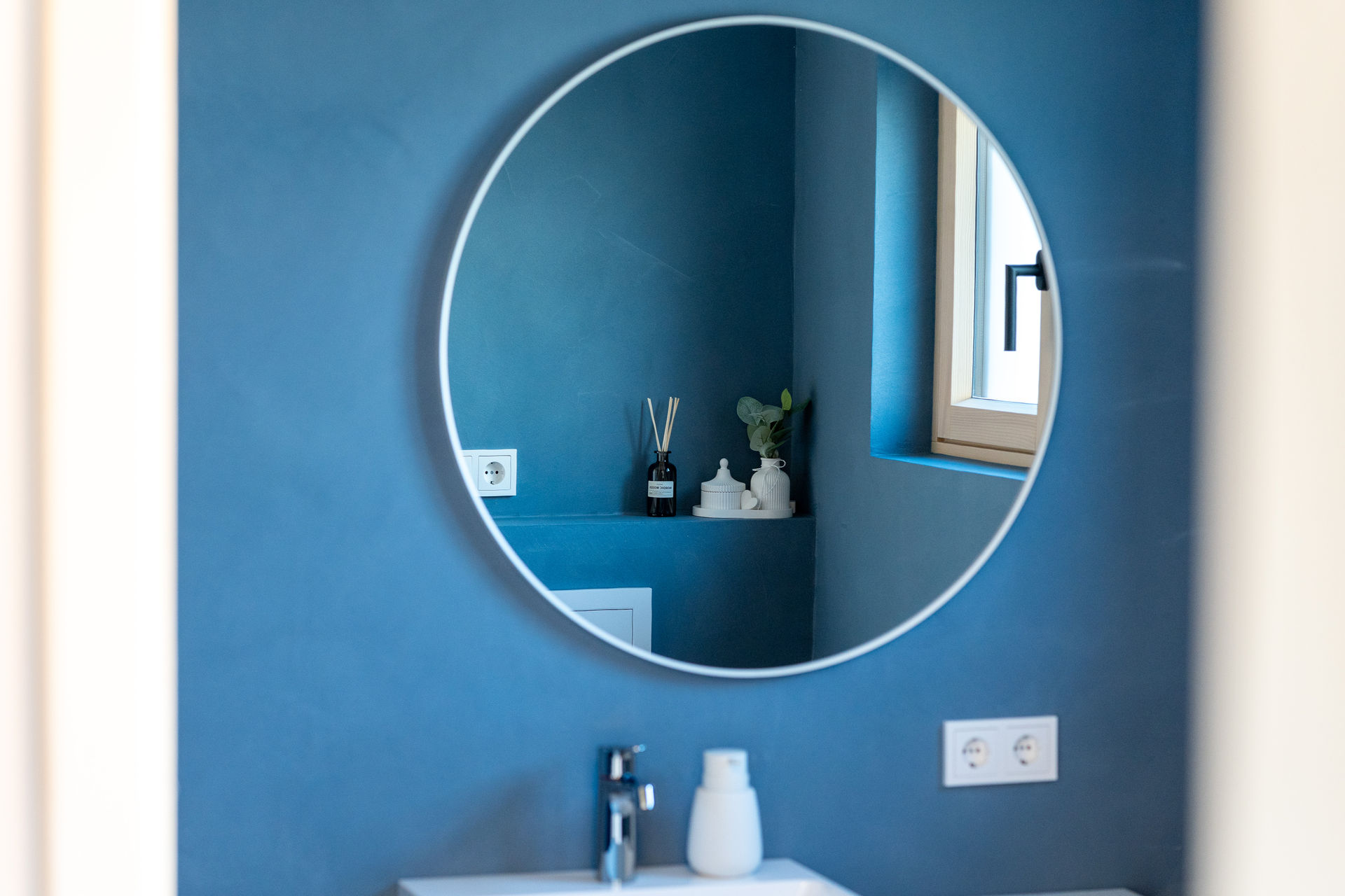 Badezimmer mit Waschbecken in der Ferienstube Dornbirn Kehlegg