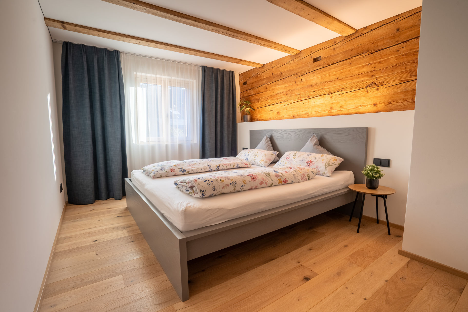 Schlafzimmer mit Doppelbett in der Ferienstube Dornbirn Kehlegg