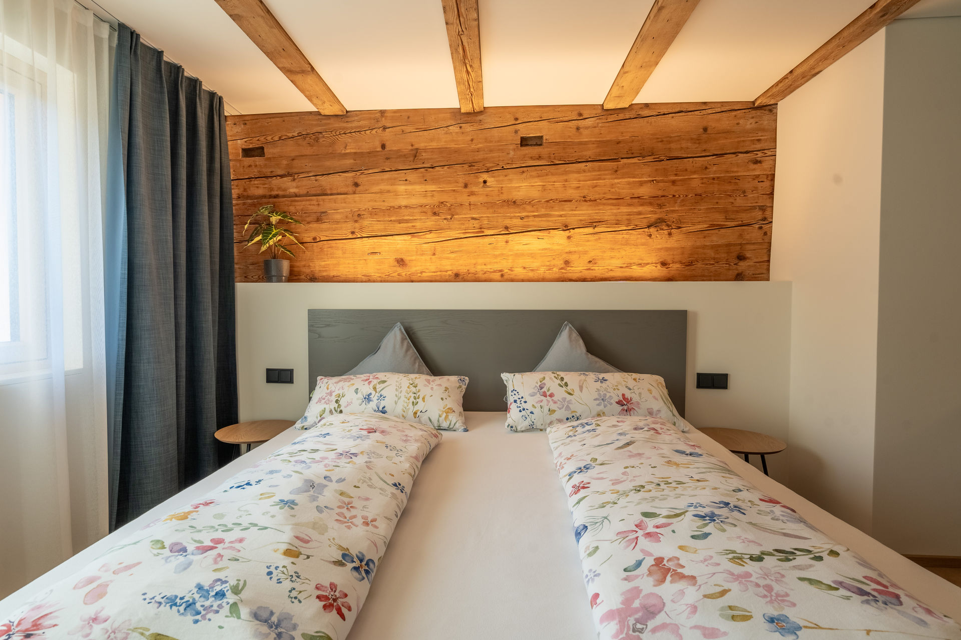 Schlafzimmer mit Holzdetails in der Ferienstube Dornbirn Kehlegg