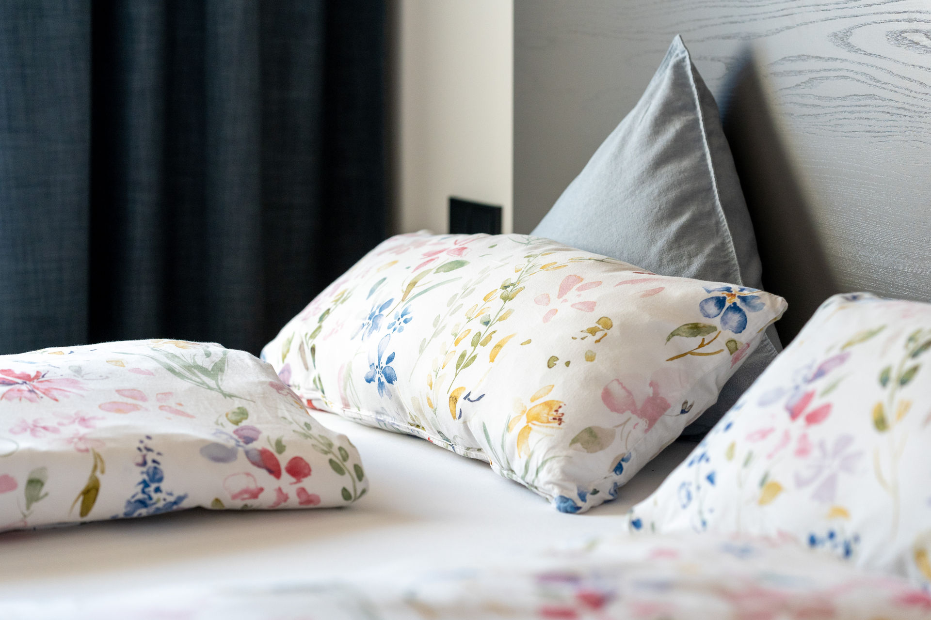 Schlafzimmer mit Strickwand in der Ferienstube Dornbirn Kehlegg