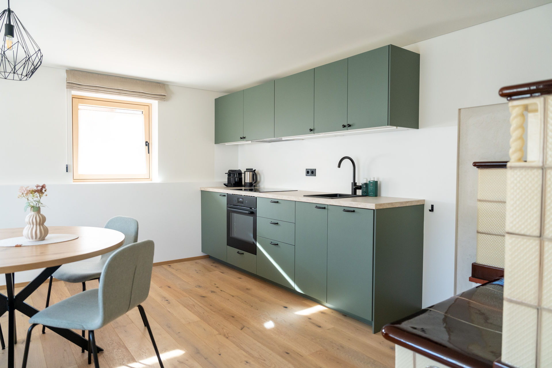 Küchenzeile mit Esstisch in der Ferienstube Dornbirn Kehlegg