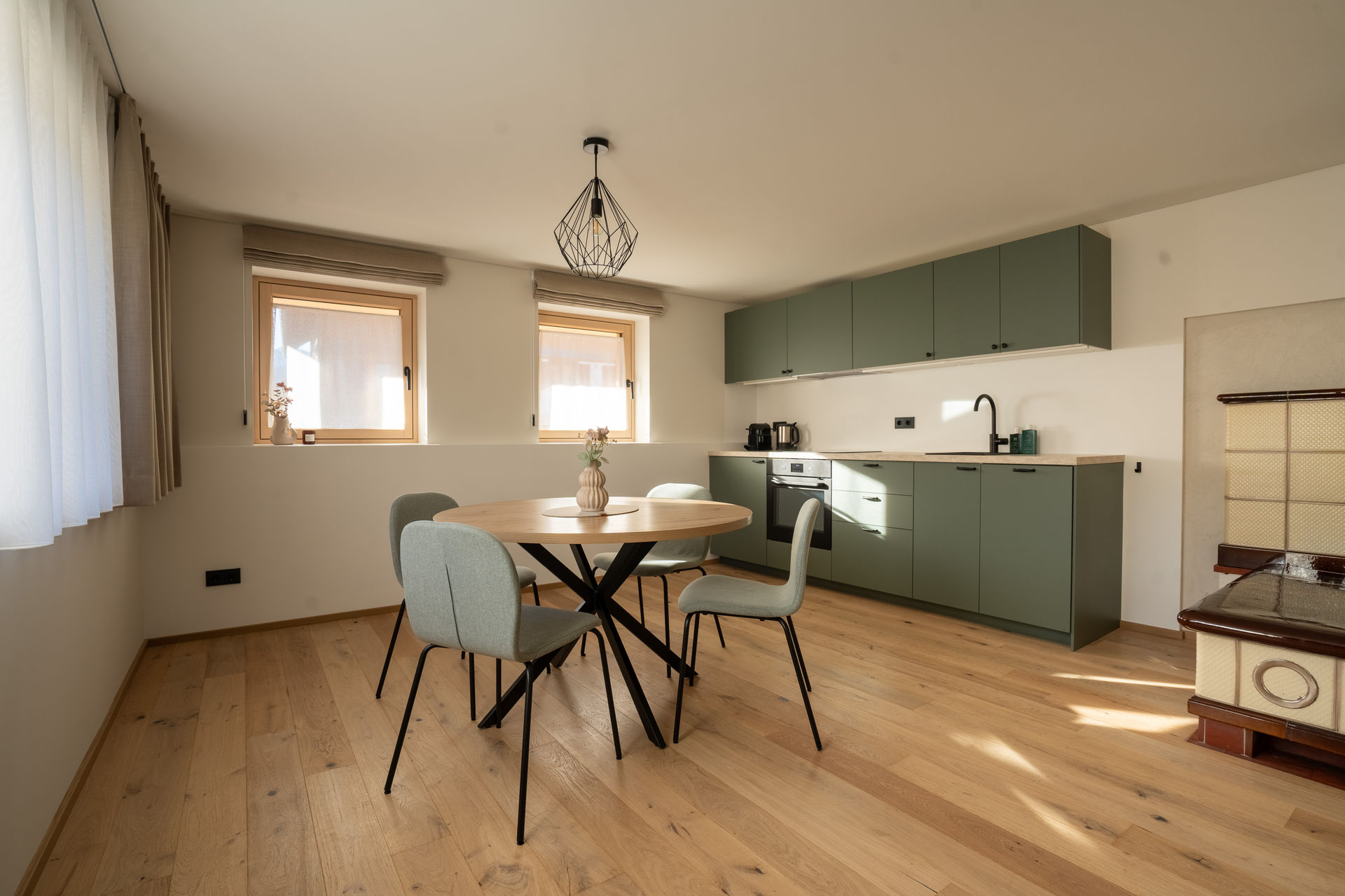 Wohnzimmer mit Kachelofen in der Ferienstube Dornbirn Kehlegg