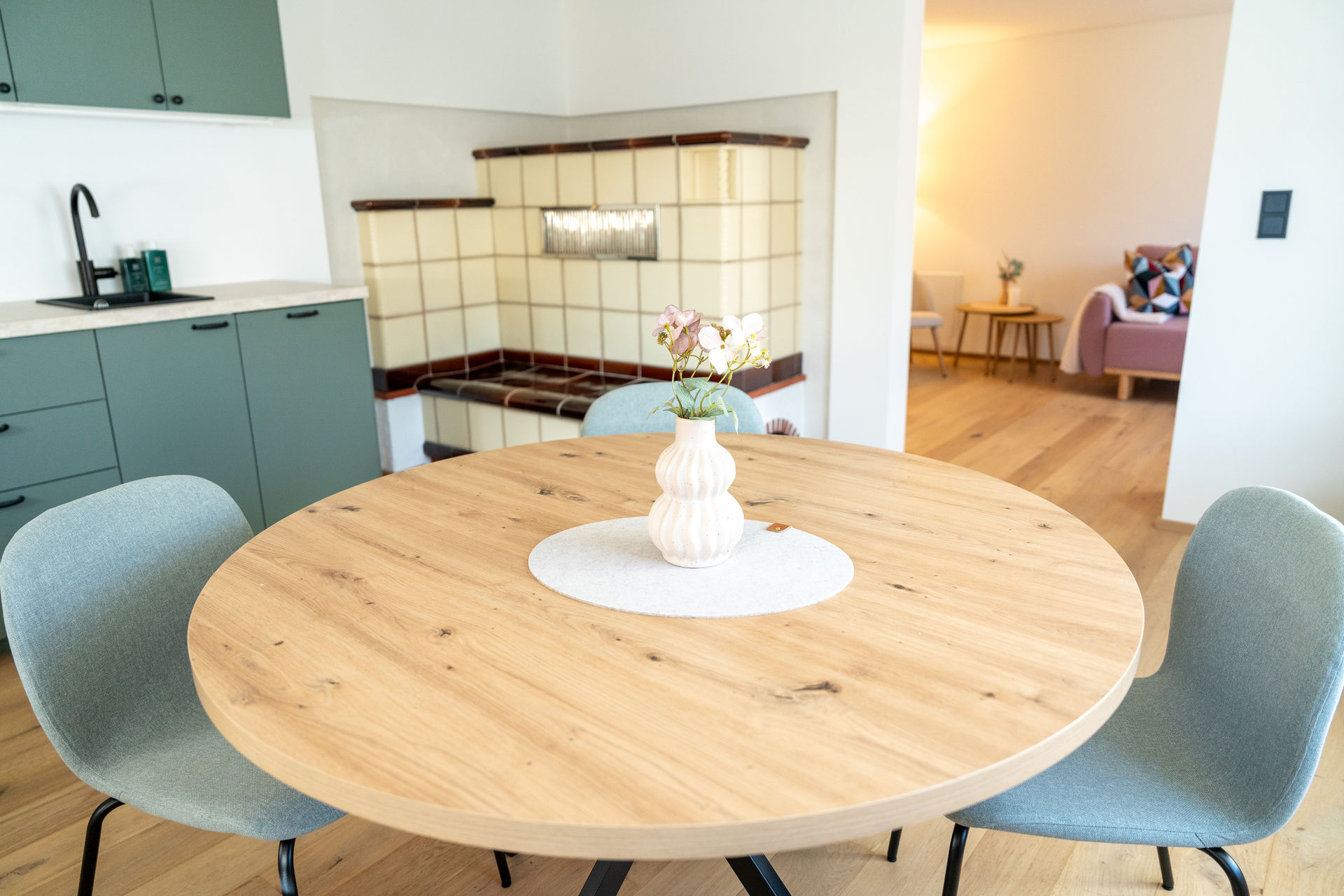 Wohnzimmer mit Essbereich in der Ferienstube Dornbirn Kehlegg